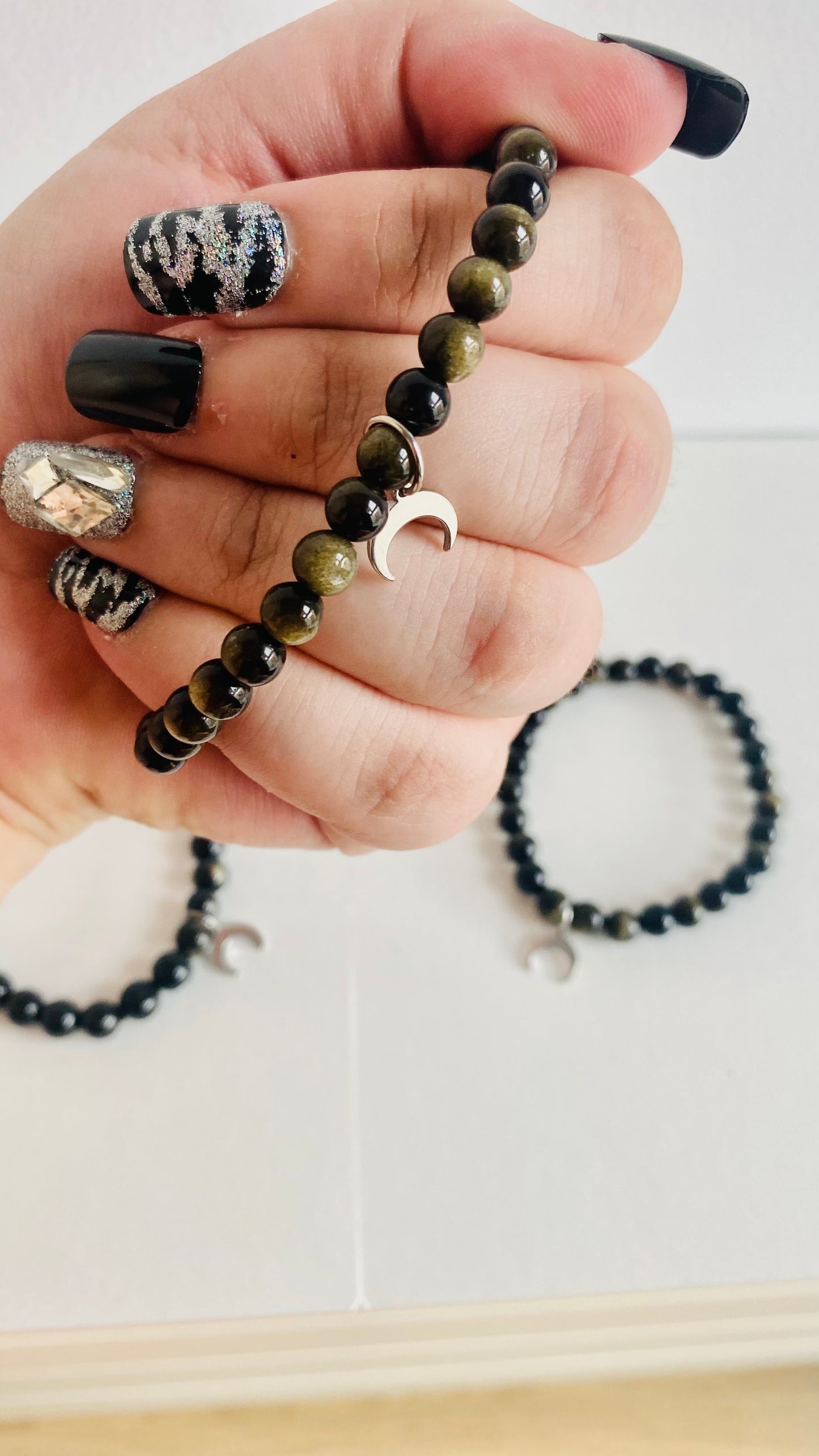 Pulsera de Obsidiana Dorada con Charm de Luna – Protección y Poder Interior