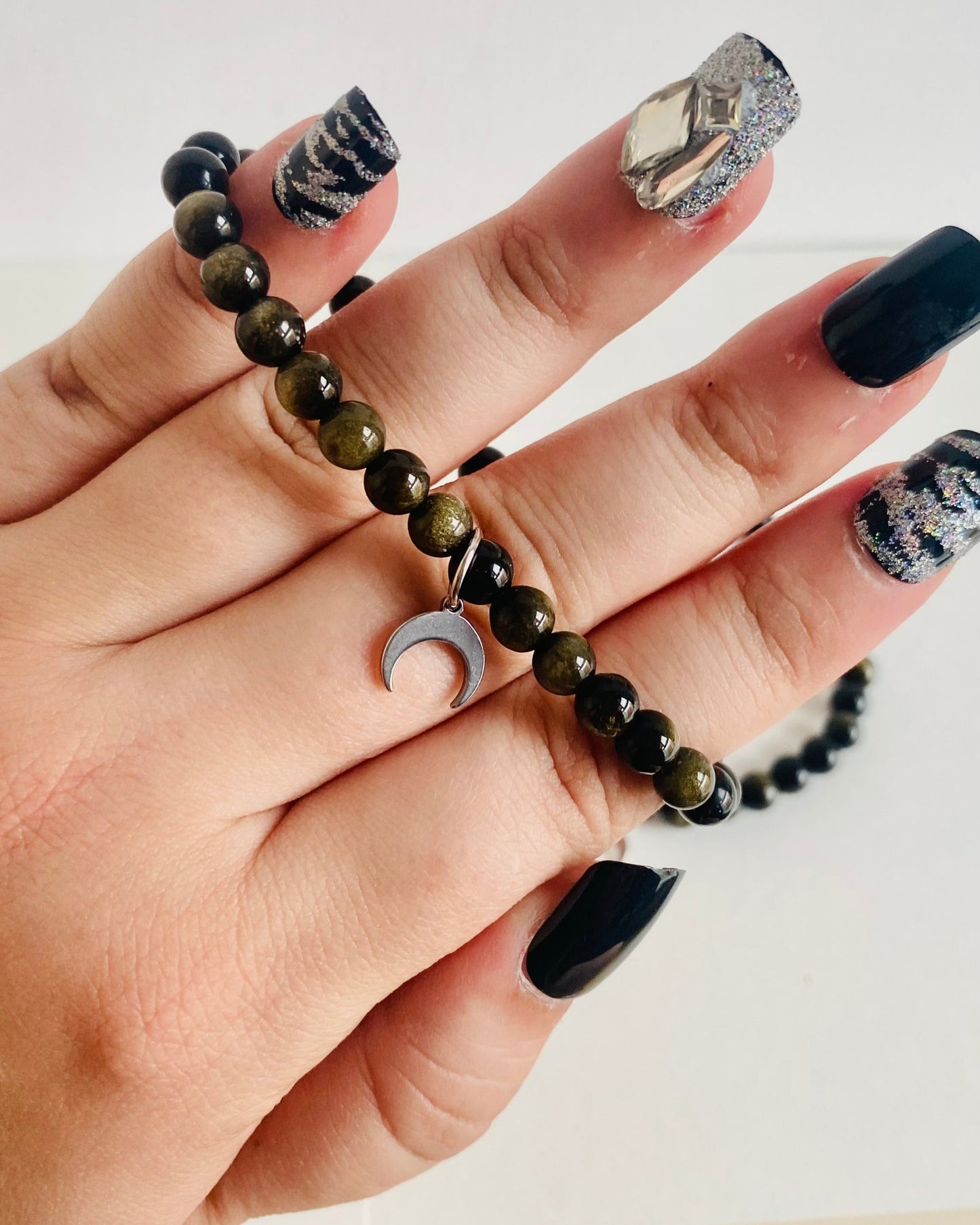 Pulsera de Obsidiana Dorada con Charm de Luna – Protección y Poder Interior