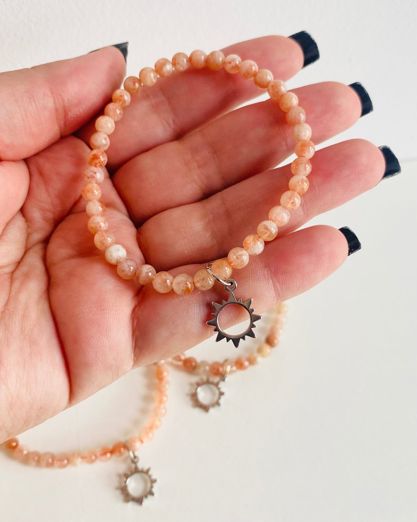 Pulsera de Piedra de Sol con Charm de Sol – Energía y Vitalidad