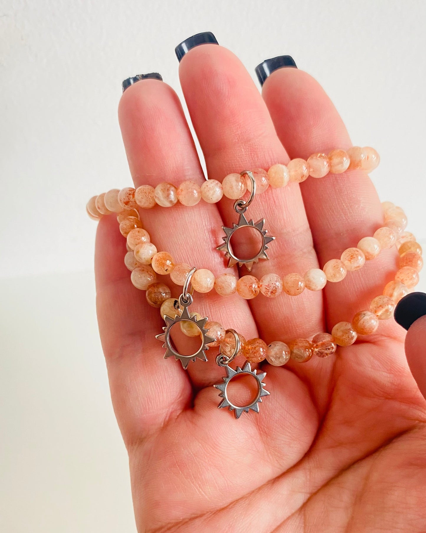 Pulsera de Piedra de Sol con Charm de Sol – Energía y Vitalidad