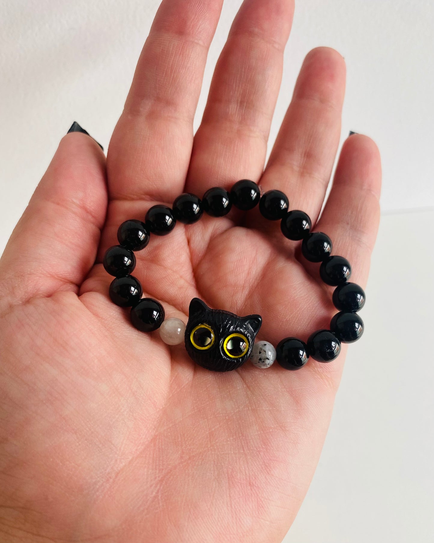 Pulsera de Turmalina con Gatito Negro: Tu protector felino de vibras altas