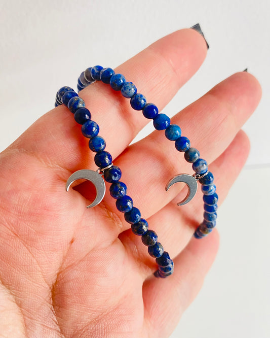 Pulsera de Lapislázuli con Charm de Luna – Sabiduría y Conexión Intuitiva