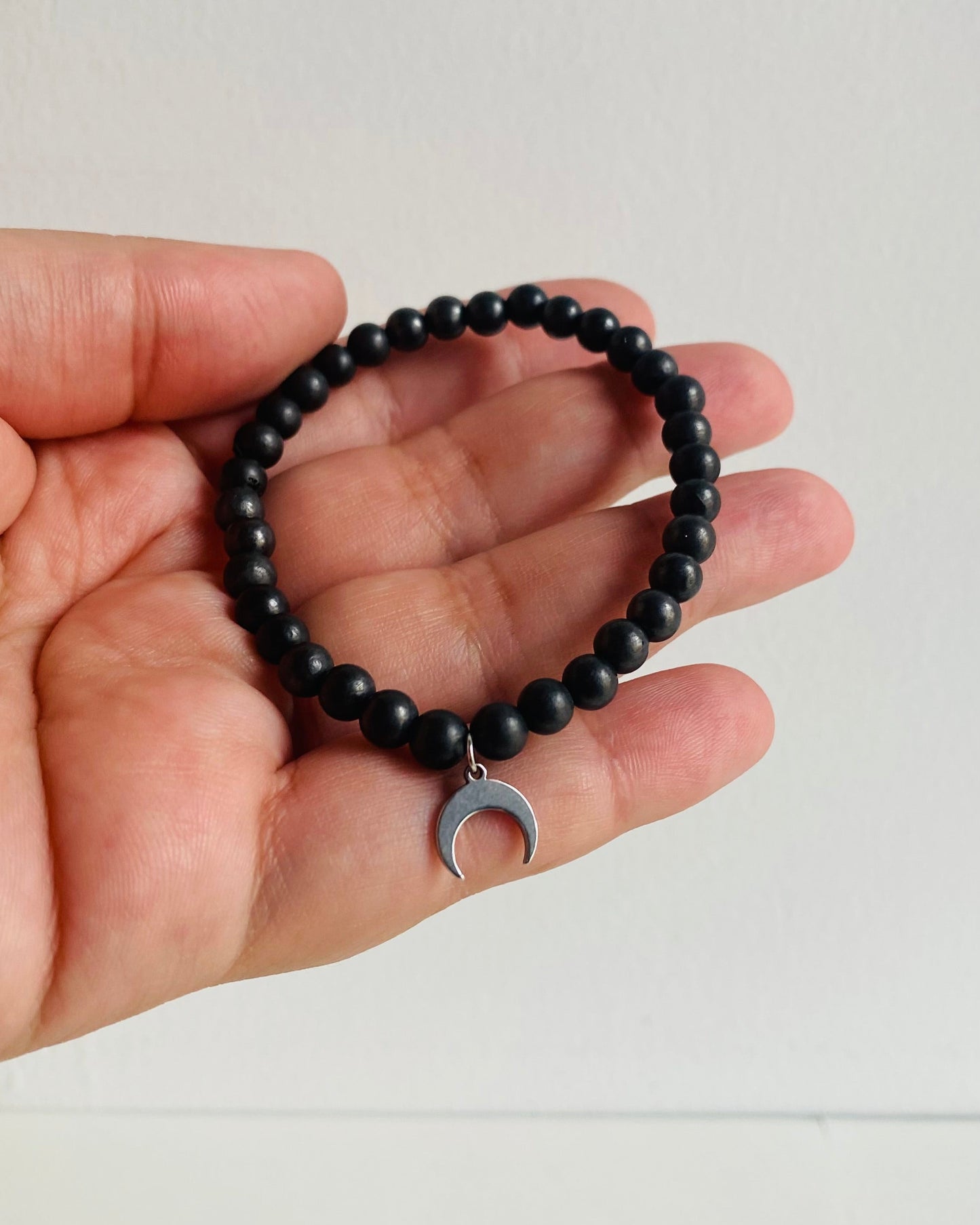 Pulsera de Shungita con Charm de Luna – Protección y Energía Purificadora